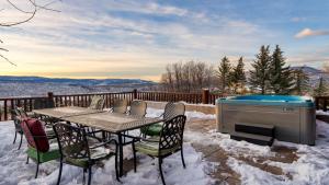 Sleeps 20 Secluded 7BDR Retreat on 71 Priv Acres Elkstone Lodge by AvantStay