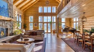 Sleeps 20 Secluded 7BDR Retreat on 71 Priv Acres Elkstone Lodge by AvantStay