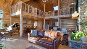 Sleeps 20 Secluded 7BDR Retreat on 71 Priv Acres Elkstone Lodge by AvantStay