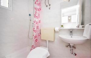 Stunning Apartment In Tucepi With Lake View