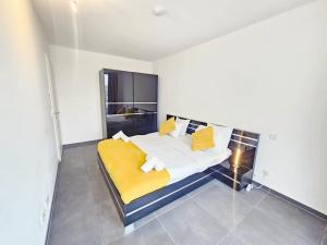 Stylish Penthouse Retreat with Terrace & Parking