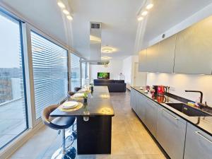 Stylish Penthouse Retreat with Terrace & Parking