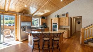 Hot Tub Game Room Large Deck w Mountain Views 4BDR Paw Print by AvantStay