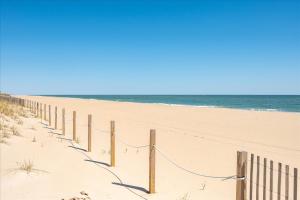 Modern 1BR Oasis with Pool & Easy Beach Access