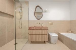 5 min walk to beach, 5 min drive to shops