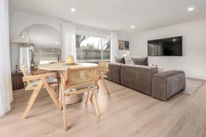 5 min walk to beach, 5 min drive to shops