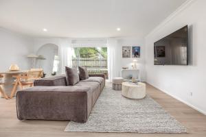 5 min walk to beach, 5 min drive to shops