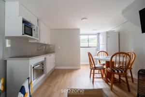 Apt 2Q c Acesso direto à Praia Floripa - CRVA0007