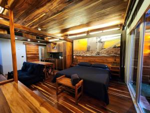 Studio steps from the beach & 5th Avenue