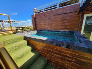 Studio steps from the beach & 5th Avenue