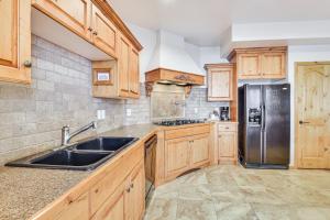 Eden Utah Ski Retreat Near Slopes, Golf and Pool!