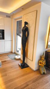 Luxurious large home with Pool, Garden, Koi Pond only 12 min to Octoberfest