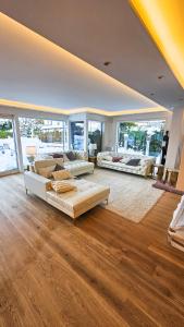 Luxurious large home with Pool, Garden, Koi Pond only 12 min to Octoberfest