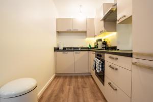 Central Wembley Stadium 1BR Flat - Sleeps 6 - Balcony