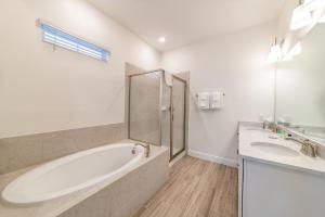 Ocean Waves Cottage With Private Pool Near Disney With Margaritaville Resort & Island H2O Access - 8001Su