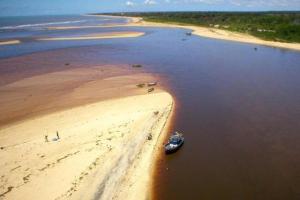Casa Da Amazônia 1 with a riverside pool