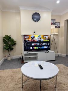 Luxury 2 bed house and Pool table in Harborne