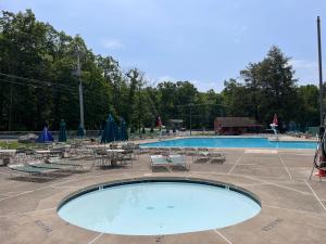 Lakefront, Hot Tub, Hiking, Pool, Pickleball, Pets