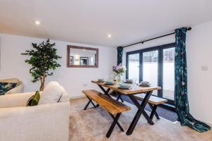 Spa Lodge - Stunning 3Bed Oasis, Driveway Parking, Garden