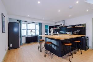 Spa Lodge - Stunning 3Bed Oasis, Driveway Parking, Garden