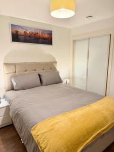 2 Bed Apartment, Free Parking, Broad St Bham City Centre, Sleeps 4