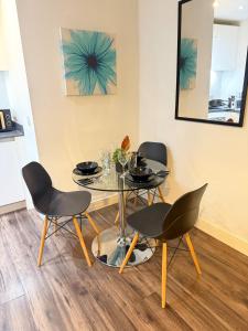 2 Bed Apartment, Free Parking, Broad St Bham City Centre, Sleeps 4