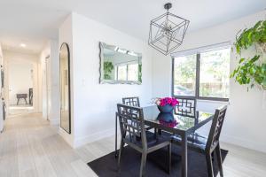 Centrally Located Modern 2bdr Home w Fast WiFi & Parking