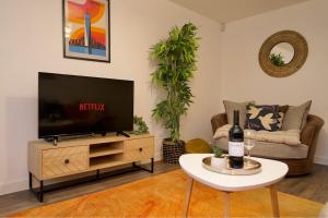 Stylish 3Bed Oasis with Driveway Parking & Free Amazon Prime