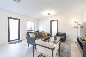 Centrally Located Modern 2bdr Home w Fast WiFi & Parking
