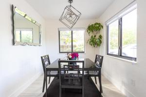 Centrally Located Modern 2bdr Home w Fast WiFi & Parking