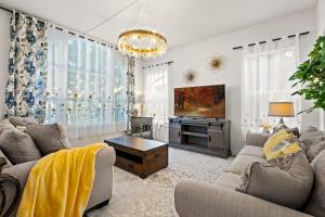 Luxury Hilltop Home Spacious Private Backyard