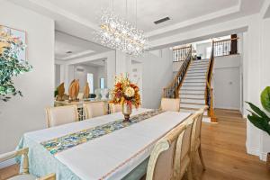 Luxury Hilltop Home Spacious Private Backyard