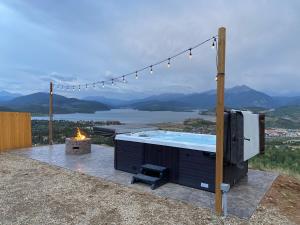 10-Person HotTub, ViewHouse, Steps to Trail, Close to Ski Resorts, FirePit