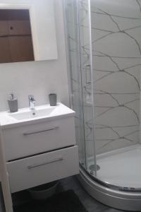 Apartments by the sea Turanj, Biograd - 6177