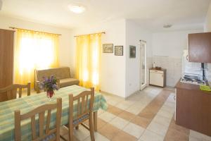 Apartments with parking space Maslinica, Solta - 13135