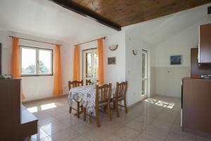 Apartments with parking space Maslinica, Solta - 13135