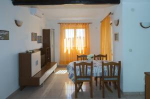 Apartments with parking space Maslinica, Solta - 13135