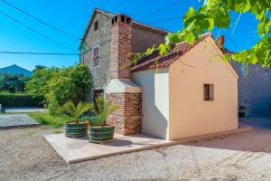 Holiday house with a parking space Nin, Zadar - 25006