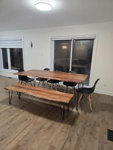 Spacious 4 Bedroom Family Retreat, Minutes from Montréal