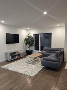Spacious 4 Bedroom Family Retreat, Minutes from Montréal