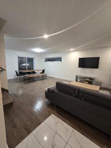 Spacious 4 Bedroom Family Retreat, Minutes from Montréal
