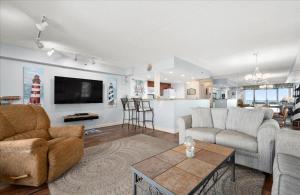 3 Bed2 Bath Direct Ocean Front Capri Condo with Indoor Pool!