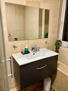 Bright and Spacious 2 Bed Flat Sleeps 5