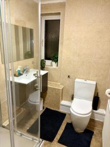 Bright and Spacious 2 Bed Flat Sleeps 5