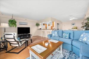 3 Bed2 Bath Bay Unit with Indoor Pool!