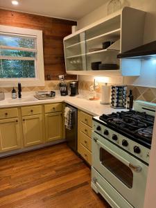 hilltop - retreat from the city with pool & hot tub at The Ponderosa