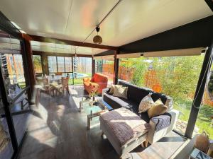 Casa moderna con piscina climatizada a metros del mar y las sierras en Bella Vista-Piriapolis