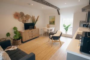 Contemporary Chic Stylish Apartment in Tetbury