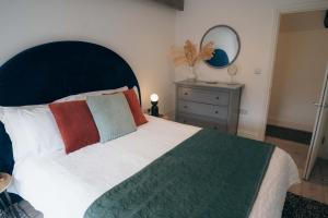 Contemporary Chic Stylish Apartment in Tetbury