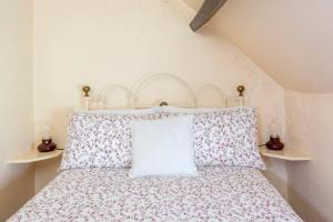 Historic Cottage In Tetbury Centre With Private Roof Terrace